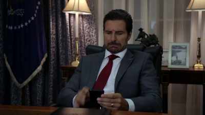 Kyle: Sir, you might want
to press the white button - Tyler Perry's The Oval
