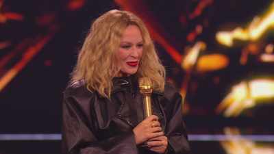 Kylie, can I ask you...?
Yes, Jonathan, ask me anything. - An Audience With Kylie