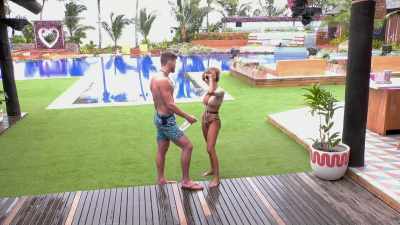 >> KYRA AND I SAID, HEY LET'S
CHAT LATER. - Love Island