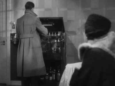 - l owe you an explanation.
- Don't bother about me. - The 39 Steps