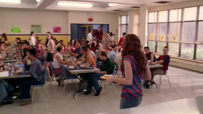 La empujó frente al autobús. - Mean Girls