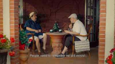 La gente tiene que
recordar que él aun existe. - Confessions of a Christmas Letter