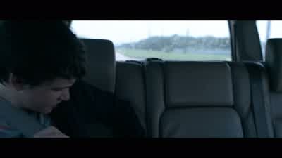 لا تنظر إليه، حسناً؟ -.حسناً - - Unhinged