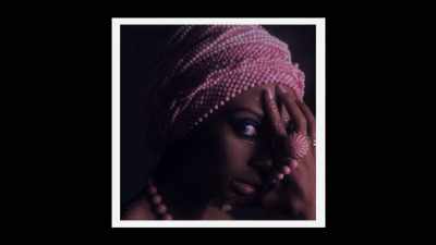 La un moment dat a scris o poveste
"Lunaflyby". - Donyale Luna: Supermodel