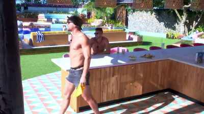 >> LADIES AND GENTLEMEN, I GOT A
TEXT. - Love Island