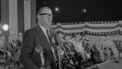 - Ladies and gentlemen...
- All you have to do is take it easy. - The Manchurian Candidate