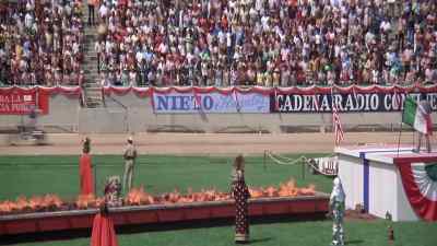 Ladies and gentlemen Evel Knievel has already turned this crowd - Viva Knievel!