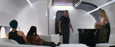 Ladies, welcome aboard.
I'll be your pilot, Jasper McDaniel. - Sheroes