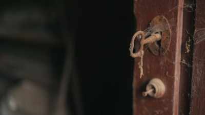 Ladrillos de su antigua casa. - The Tattooist’s Son: Journey to Auschwitz