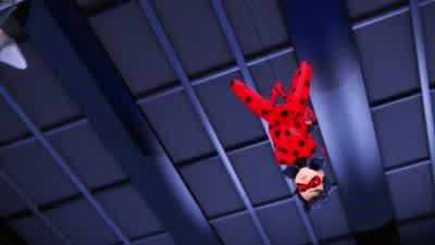 L'Akuma doit être dans sa baguette. - Miraculous: Tales of Ladybug & Cat Noir
