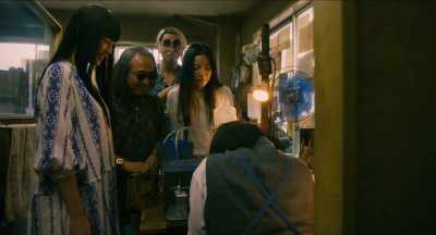 Lam loves gemstones.
She'll call immediately. - The Confidence Man JP - The Movie -