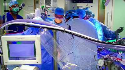 Lamps back on. - Surgeons: At the Edge of Life