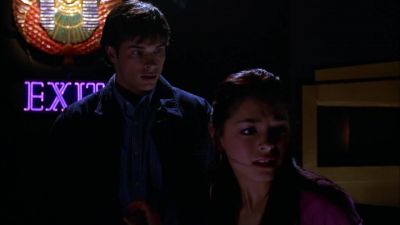 - Lana, what's going on?
- [Gaspingl - Smallville