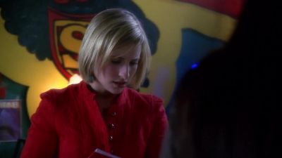 - Lana, will you sign my yearbook?
- Okay. - Smallville