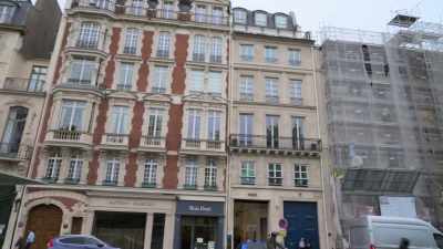 L'ancienne maison de Choupette
surplombait la Seine, - The Mysterious Mr. Lagerfeld