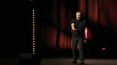 Я не врываюсь в больницы с криками:
«Проснись, лысик!.. - Ricky Gervais: Armageddon