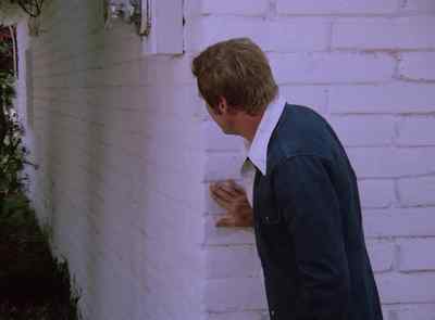 LARRY: (SINGING BOOZILY)
J‘ Dee dee dee dah dee dah dee J‘ - The Six Million Dollar Man