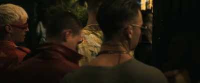 Lasciate scorrere!
Prego, ragazze, accomodatevi. - Here Now