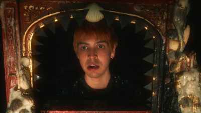 Later, we learn that he's
stealing the quarters - Fantasmas