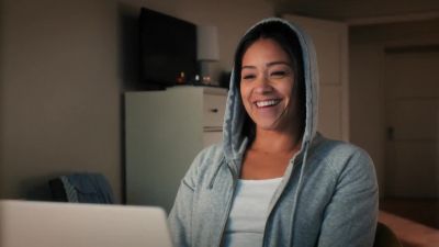 LATIN LOVER NARRATOR:
And finally... after
three weeks, five pizzas, - Jane the Virgin