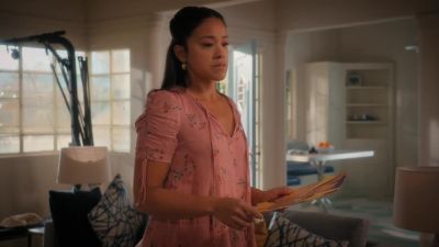 LATIN LOVER NARRATOR: I will
take this moment to point out - Jane the Virgin