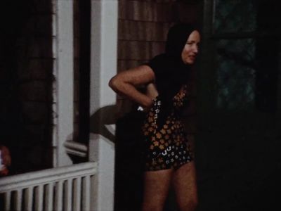 Laughing I can't stand a country house - Grey Gardens