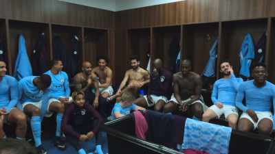 [laughing and jeering] - All or Nothing: Manchester City