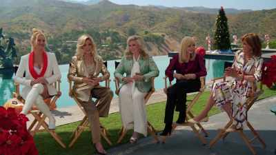 [laughing] - Ladies of the '80s: A Divas Christmas