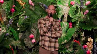 [laughs] And they always want
human contact, - Ari Shaffir: America's Sweetheart