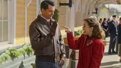 [laughs] Hey. - A Biltmore Christmas