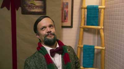 -[laughs] I read that too.
-See? - Santa Fake