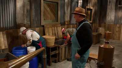 -[laughs]
-[mark] all right. Now that's
what I'm talking about. - Moonshiners: Master Distiller