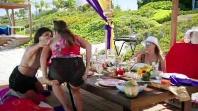 - [laughs]
- Now I want to give you a hug. - The Real Housewives Ultimate Girls Trip