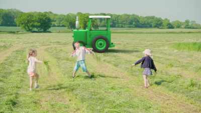 [laughs]
This is track-tastic, but
I've got to go back to the farm. - Tractor Ted