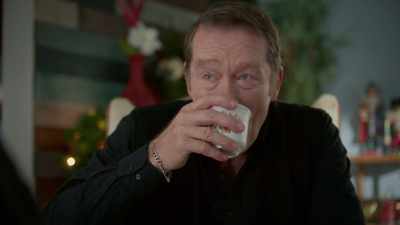 - (laughs) and you
and aunt tippy, - It’s Beginning to Look a Lot Like Murder