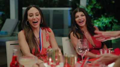 [laughter] - The Real Housewives Ultimate Girls Trip