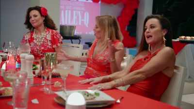 [laughter] - The Real Housewives Ultimate Girls Trip
