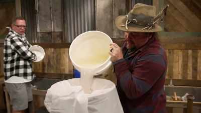 [laughter] - Moonshiners: Master Distiller