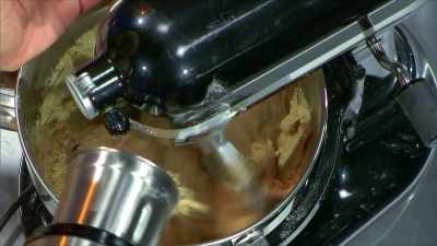 [Lauren] I'm using a sugar
and cinnamon cereal,
ground into a powder. - Halloween Cookie Challenge