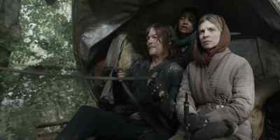 Laurent, get in the cart. - The Walking Dead: Daryl Dixon