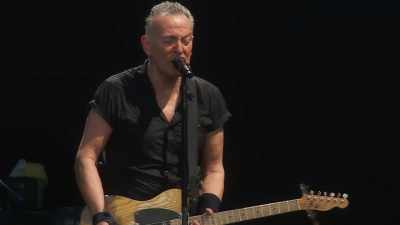 ♪ Laying here in the dark ♪ - Road Diary: Bruce Springsteen and The E Street Band