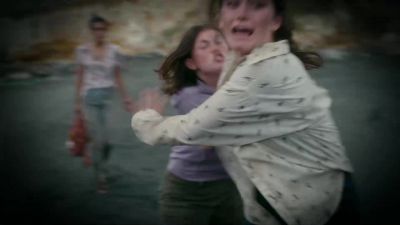 Leah, look at me. Stop. - The Wilds