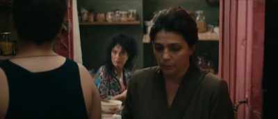 -Leave me alone.
-What? Show this lady out. - My Happy Family