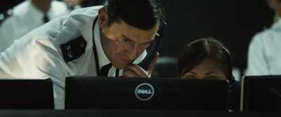 Leavey, wrap his leg.
Show him you're not afraid. - London Has Fallen