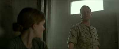 Leavey, wrap his leg.
Show him you're not afraid. - Megan Leavey