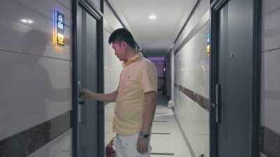 Lee is a seasoned
trainer in Yiwu - Can't Feel Nothing