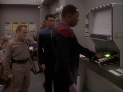 Left hand. - Star Trek: Deep Space Nine