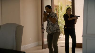 Lennox Kay? Federal agents. - NCIS: Hawai'i