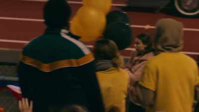 - Leo, Lydia, we have to go!
(Loud cheering) - Turkey Drop