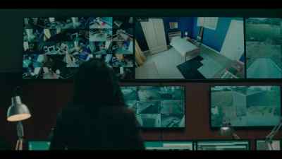 LEO:
She's watching 'em run. - Hanna